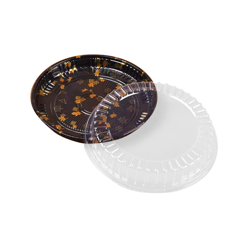 Şeffaf kapaklı tek kullanımlık paket servisi olan restoran suşi tepsisi