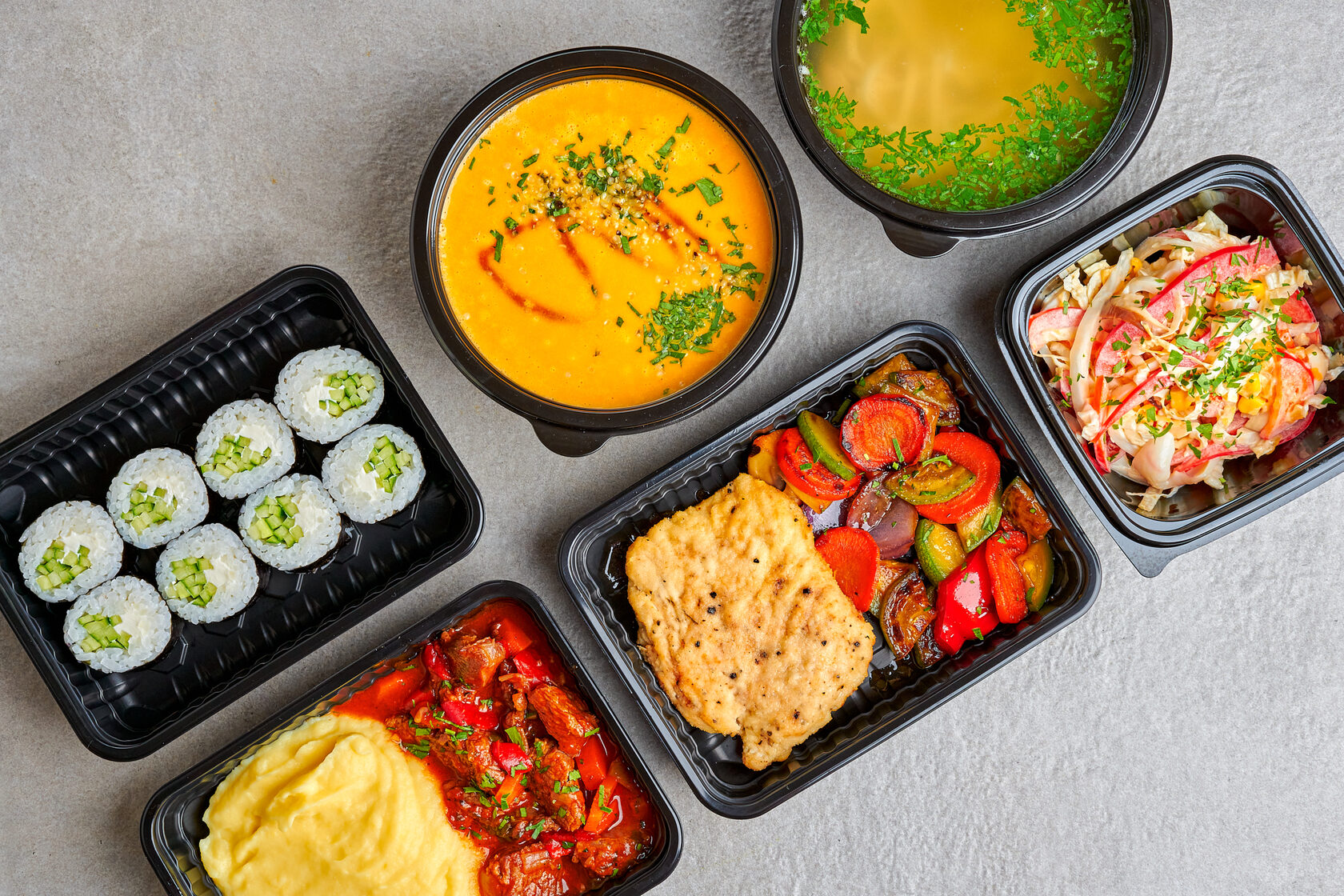 PET plastik yemek tepsilerinin tasarımı, gıda maddelerinin kalitesini ve tazeliğini koruma yeteneklerini nasıl etkiler?